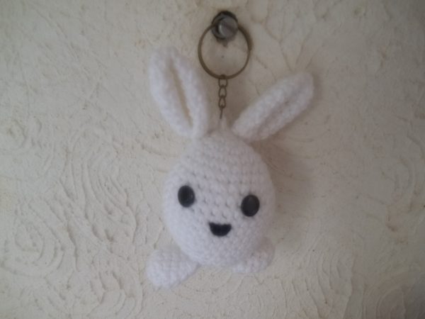Chaveiro ovo coelho em amigurumi ID - 709