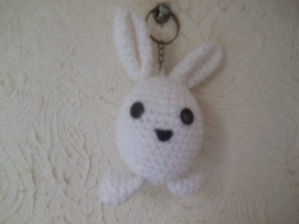 Chaveiro ovo coelho em amigurumi ID - 709 - Imagem 2