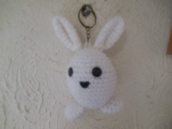 Chaveiro ovo coelho em amigurumi ID - 709 - Imagem 3
