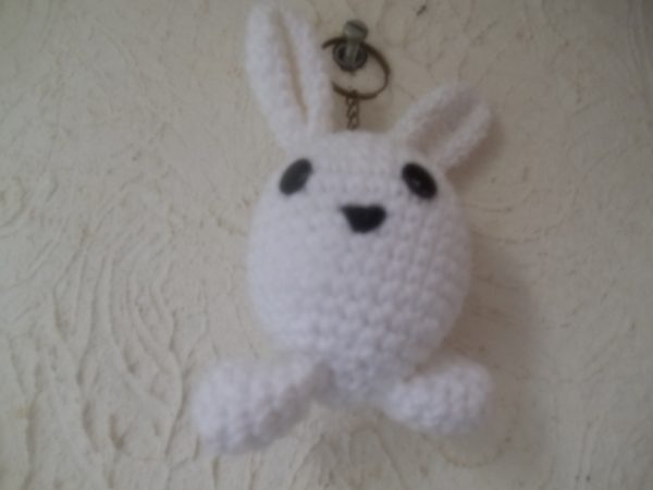 Chaveiro ovo coelho em amigurumi ID - 709 - Imagem 4