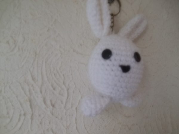 Chaveiro ovo coelho em amigurumi ID - 709 - Imagem 5