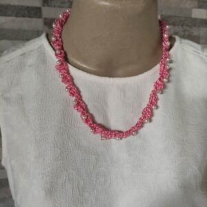 Gargantilha Choker de Crochê Rosa com Pérolas