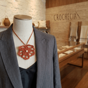 ✨ Colar Floral Terracota – Coleção Crochecia ✨