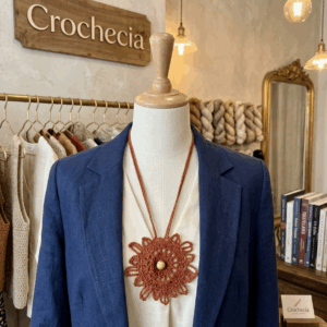 Colar De Crochê Terracota: Elegância Confortável Detalhada
