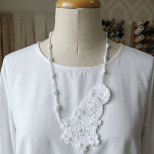 ✨ Maxi Colar de Mandalas Off-White – Coleção Crochecia ✨