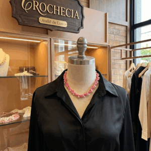 Gargantilha Choker de Crochê Rosa com Pérolas